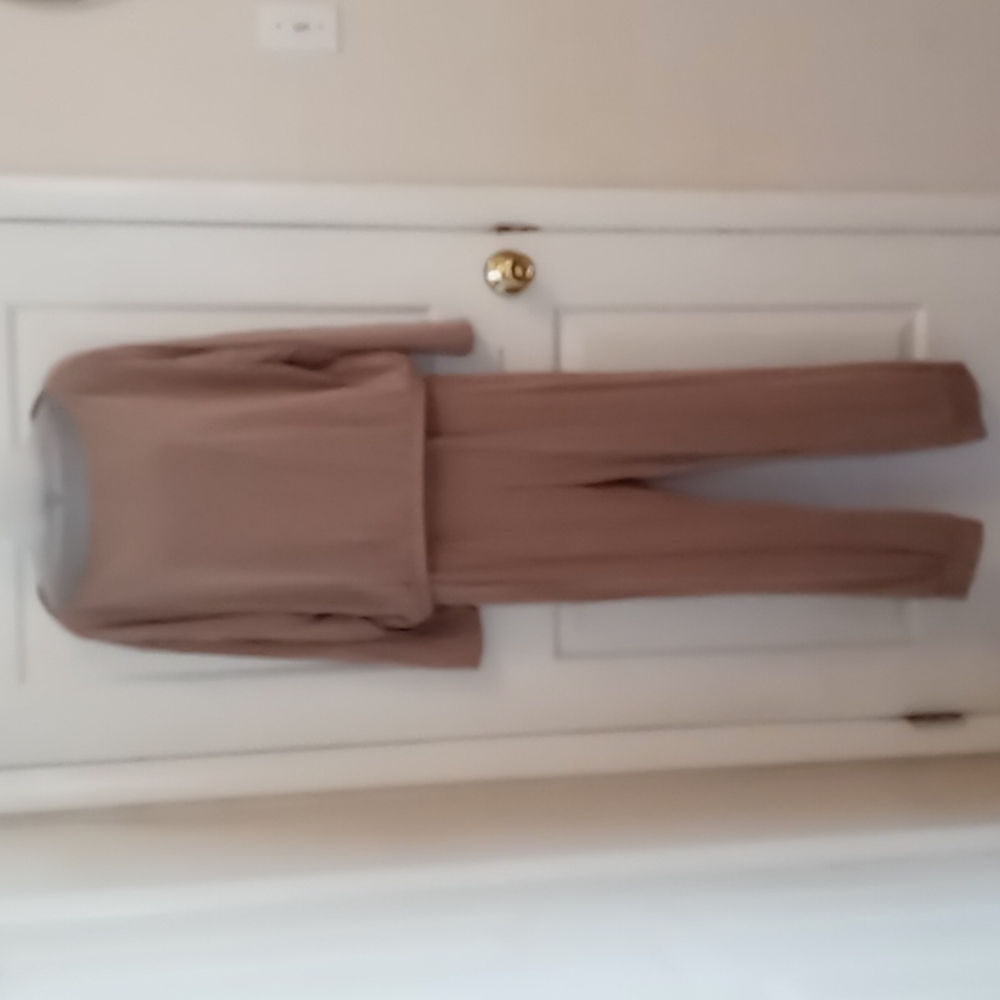 NWT Express women's taupe coordinating top and bottoms. Size medium